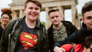 Schüler auf Berlin Klassenfahrt am Brandenburger Tor